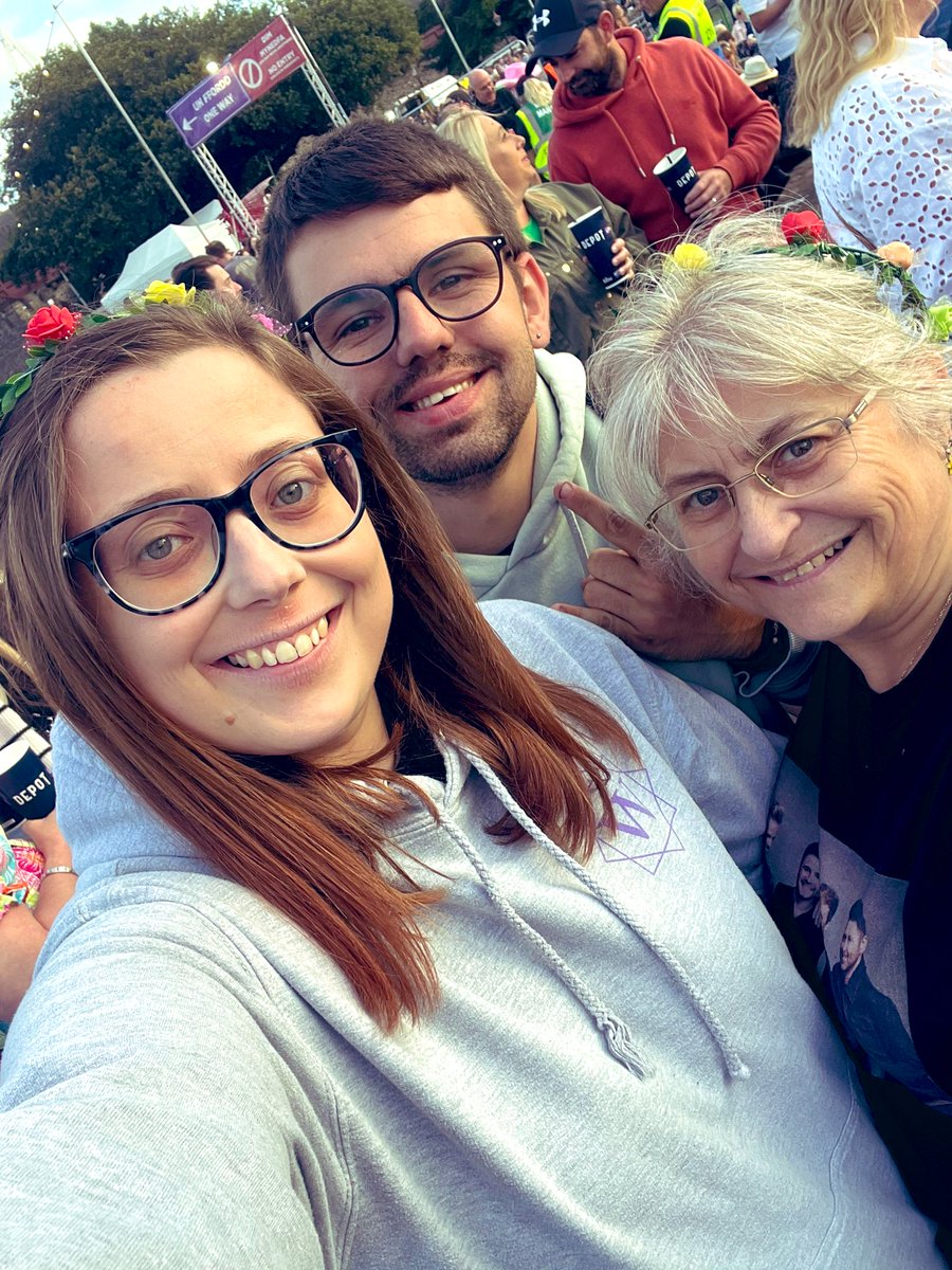 lisaathomass's tweet photo. There’s just no place better than a @westlifemusic  concert..
my happy place!💚 https://t.co/IlFDgMeHET