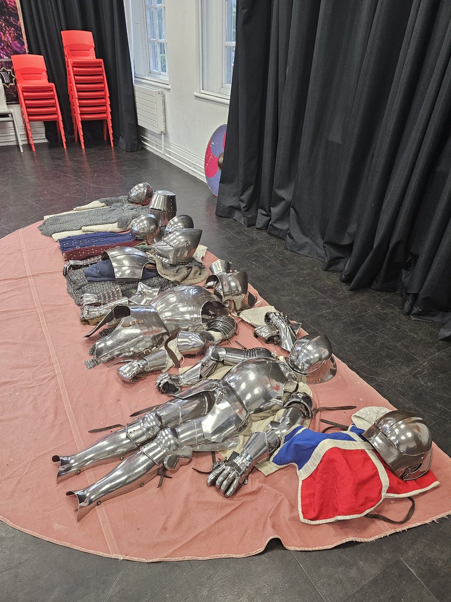 Yesterday, Year 7 experienced Medieval Day with falconry, archery, an armour and medicine workshop, cookery, and a reenactment of the Battle of Hastings (minus any loss of eyes 🏹)