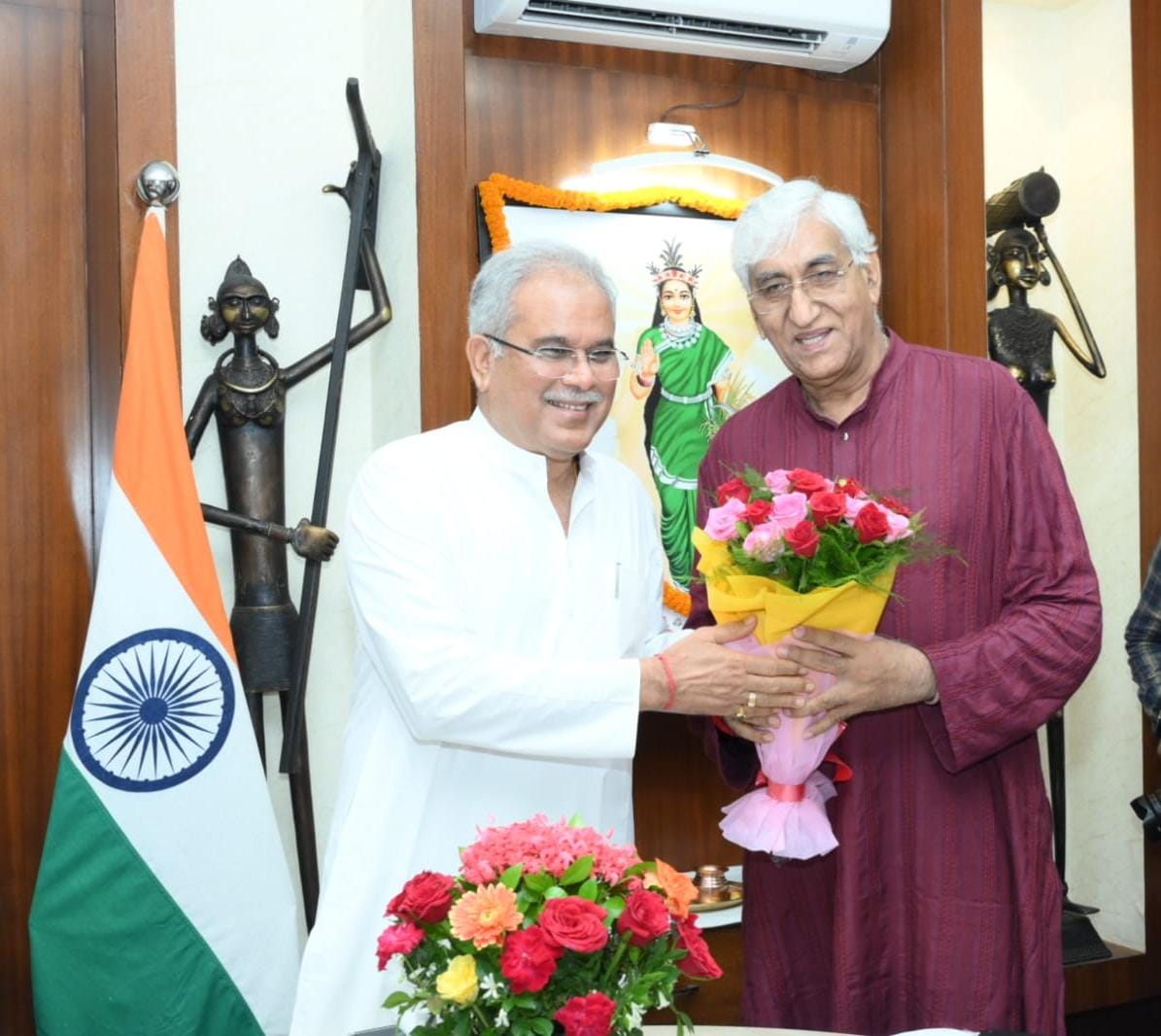 कैबिनेट की बैठक से पूर्व, मुख्यमंत्री श्री <a href="/bhupeshbaghel/">Bhupesh Baghel</a> ने प्रदेश के उप मुख्यमंत्री श्री <a href="/TS_SinghDeo/">T S Singhdeo</a> को पुष्पगुच्छ भेंट कर उनका स्वागत किया।

#छत्तीसगढ़_सरकार_भरोसे_की_सरकार #chhattisgarh #cabinetmeeting
<a href="/RaipurDistrict/">Raipur</a>