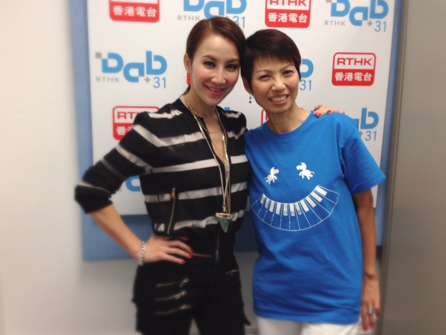 miuhamy's tweet photo. 怎相信
我親自打電話
從佢身邊嘅人認證
佢真係離開咗我哋
11/ 9/13  慈善活動、Coco -直很支持！。踏出國際嘅舞台上面，
 #臥虎藏龍 主題曲I felt so sad. May I bless her rip  彼女は亡くなりました　- #cocolee 
#ココリー 
この写真は2013/9 , 残念ですねー
#forever #cocolee https://t.co/xc1EQhBvjj