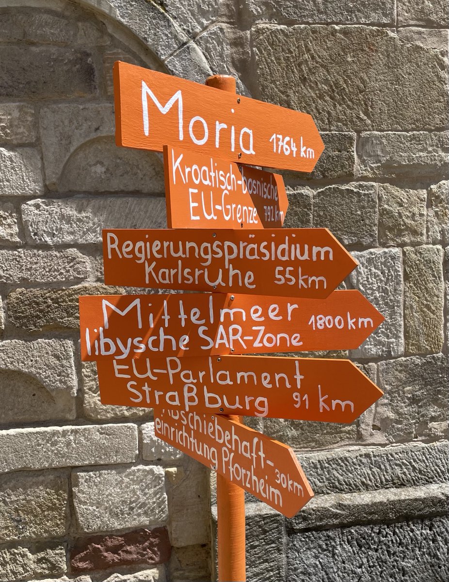 Gute Aktion der <a href="/SBoblingen/">Seebrücke im Landkreis Böblingen e.V. 🧡⚓⛵✊</a> / @_Seebruecke_ : Aufstellen von Wegweisern, die aufzeigen, was wir gerne verdrängen: das Leid an den europäischen Außengrenzen.
Aufstelltermin in Herrenberg: Samstag, 08. Juli 2023, um 16:30 Uhr, Jugendhaus Herrenberg, Schießmauer 20