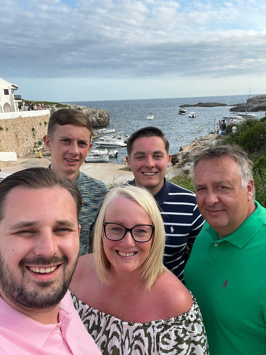 KateNobl's tweet photo. Family 💙❤️💙💙💙 https://t.co/S2id8uw2XF