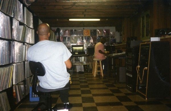 SolerAzuky's tweet photo. En 2000 #JDilla et tout le #Soulquarians ont donné une esthétique sonore unique à l'album "Like Water for Chocolate" de Common.
Le #RapJazz est devenu cool. Une scène underground est née. " JazzRap, 3 décennies déjà et cà continue" A lire sur https://t.co/7DHqaGwgNI
#RT #HipHop50 https://t.co/vEHs5A0X2g