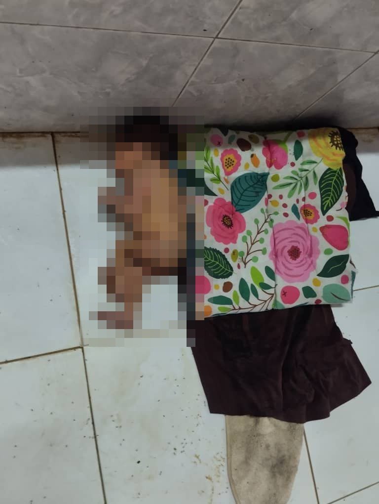 MySamudera's tweet photo. Tergamak, Bayi Baru Lahir Dibuang Di Gerai Ayam..

“Sewaktu mahu menurunkan bekalan ayam dari lori, saya ternampak objek pelik di atas lantai kedai saya.." - Pemilik Gerai https://t.co/jOS8oOa4l7