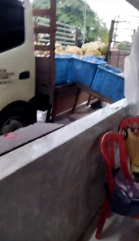 MySamudera's tweet photo. Tergamak, Bayi Baru Lahir Dibuang Di Gerai Ayam..

“Sewaktu mahu menurunkan bekalan ayam dari lori, saya ternampak objek pelik di atas lantai kedai saya.." - Pemilik Gerai https://t.co/jOS8oOa4l7