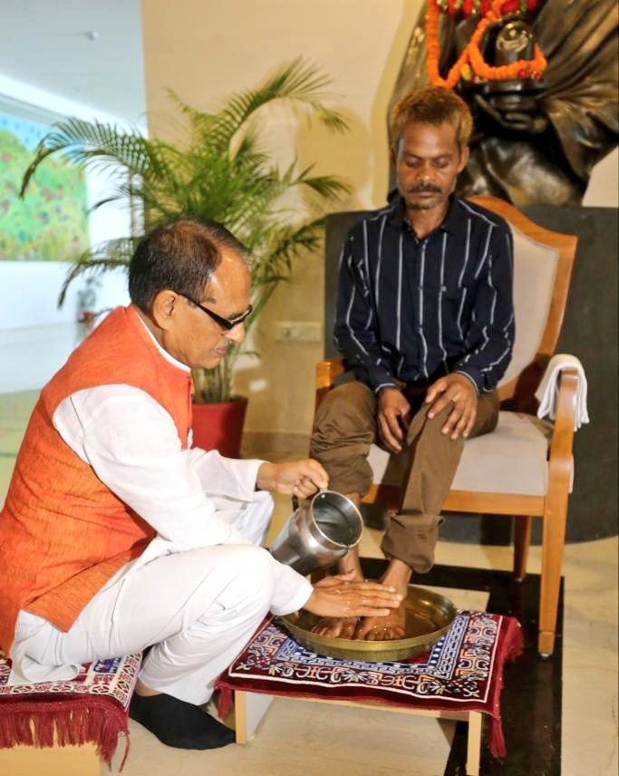 SadhnaSinghMP's tweet photo. "नर सेवा ही नारायण सेवा है" https://t.co/KBwnD8jiJT