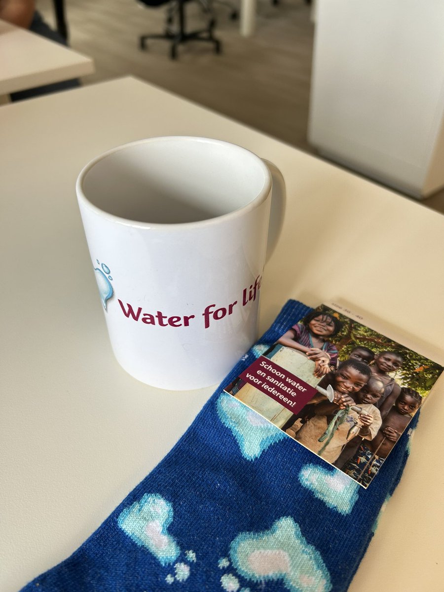 Mijn werkgever is gestopt met de papieren wegwerpbekers, heuj! 

Net een nieuwe koffiemok van <a href="/WforL/">Water for Life</a> gekocht #WaterForLife ☕️💧