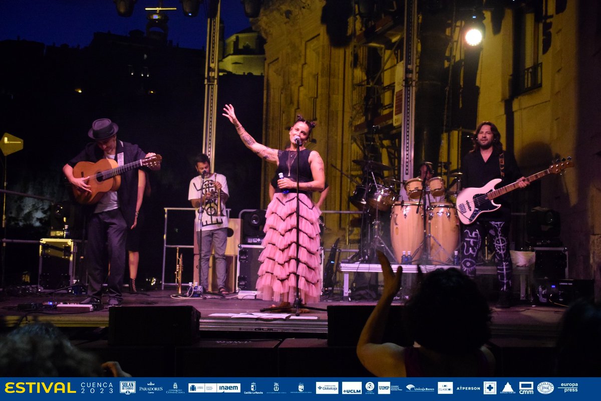 EstivalCuenca's tweet photo. #NoticiasEstivalCuenca 🎵 🎶

CHAMBAO DEJA UNA NOCHE INOLVIDABLE EN ESTIVAL CUENCA: 🔗https://t.co/lrZ1OKXnWR

¡EXITAZO EN MAYÚSCULAS del espacio #EstivalMestizo con #Chambao y #PavanaDingo! ¡Vivimos un concierto que ya queda para la historia! ¡Disfruta #EstivalCuenca! https://t.co/oMEjzlqBR8
