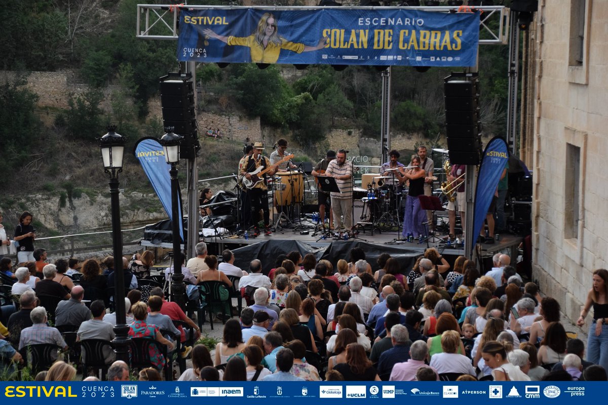EstivalCuenca's tweet photo. #NoticiasEstivalCuenca 🎵 🎶

CHAMBAO DEJA UNA NOCHE INOLVIDABLE EN ESTIVAL CUENCA: 🔗https://t.co/lrZ1OKXnWR

¡EXITAZO EN MAYÚSCULAS del espacio #EstivalMestizo con #Chambao y #PavanaDingo! ¡Vivimos un concierto que ya queda para la historia! ¡Disfruta #EstivalCuenca! https://t.co/oMEjzlqBR8