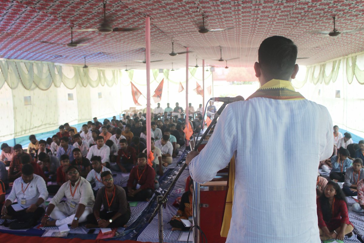 ganjam_abvp's tweet photo. @abvpodisha ପ୍ରାନ୍ତ ଅଭ୍ୟାସ ବର୍ଗ-୨ ରେ ଏବିଭିପି ଉତ୍ତର-ପଶ୍ଚିମ କ୍ଷେତ୍ରର କ୍ଷେତ୍ରୀୟ ସଙ୍ଗଠନ ସମ୍ପାଦକ ଶ୍ରୀ ଅଶ୍ଵିନୀ ଶର୍ମା 'କାର୍ଯ୍ୟ ପଦ୍ଧତି' ଶୀର୍ଷକରେ ବିଷୟ ଉପସ୍ଥାପନା କରିଛନ୍ତି। ଏହି ବିଷୟକୁ ନେଇ ଗଟ୍ଟସା ଚର୍ଚ୍ଚ��� ମଧ୍ୟ ଅନୁଷ୍ଠିତ ହୋଇଯାଇଛି।
#ABVPOdisha https://t.co/8qCIslSg3W