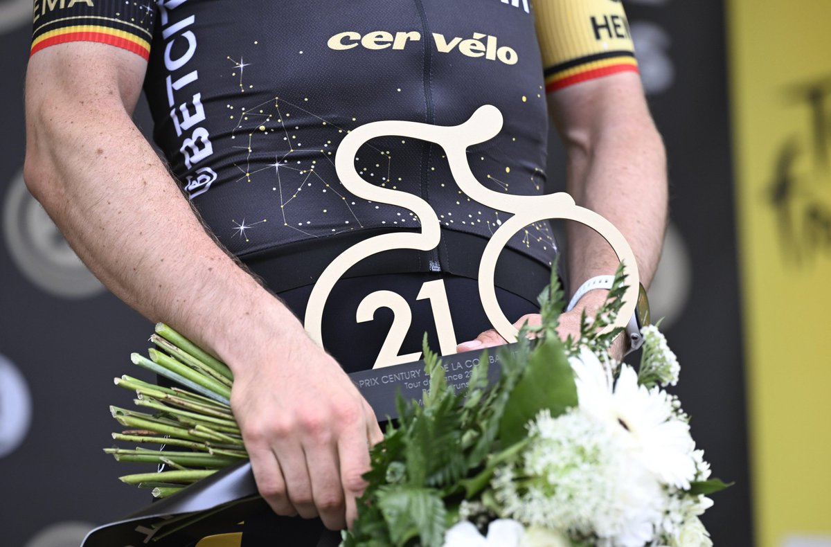 vismaleaseabike's tweet photo. 🇫🇷 #TdF2023 

@WoutvanAert was awarded the prize for most combative rider yesterday. 😁

Well deserved, Wout! 💪 https://t.co/aVpkAQ905D
