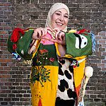 Voor Bindweefsel maakte Latifa uit Syrië een hart: "Mijn gebroken hart voor Syrië". Ze voelt zich sterk verbonden met Syrië maar voelt ook de pijn van het leed door de strijd.  Lees Latifa's verhaal op het Geheugen van Tilburg.

buff.ly/44eFujL 
Foto: Kevita Junior