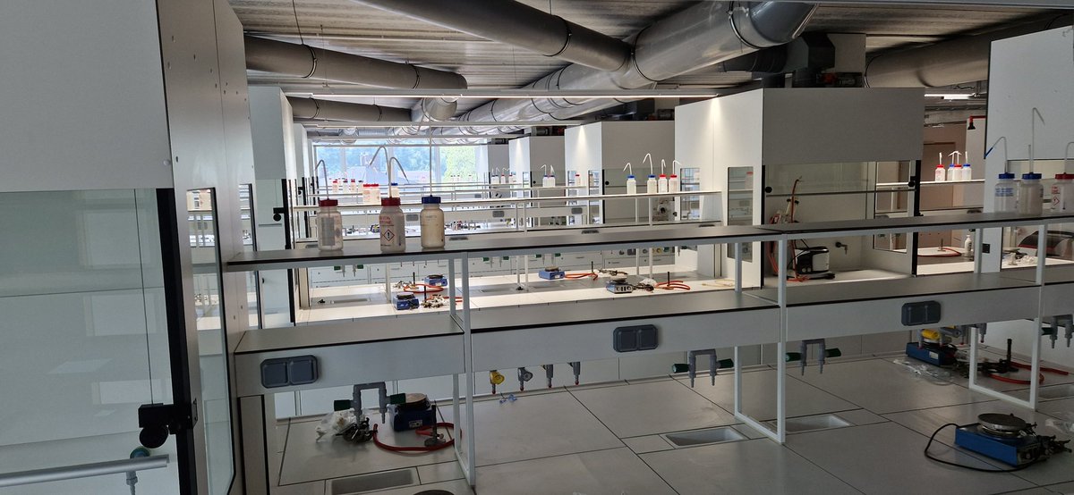 Dr_Berionni's tweet photo. Lors des portes ouvertes de l'@UNamur ce week-end, les futurs étudiant(e)s ont pu visiter les nouveaux laboratoires de chimie dans le nouveau bâtiment de la faculté des Sciences. Des laboratoires prêts et ultra équipés pour la rentrée 2023-2024 avec une belle vue sur Namur. https://t.co/IBs7Vl8UsV