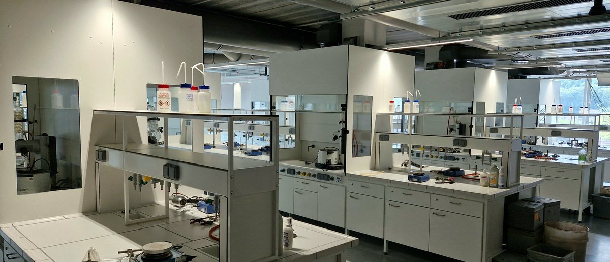 Dr_Berionni's tweet photo. Lors des portes ouvertes de l'@UNamur ce week-end, les futurs étudiant(e)s ont pu visiter les nouveaux laboratoires de chimie dans le nouveau bâtiment de la faculté des Sciences. Des laboratoires prêts et ultra équipés pour la rentrée 2023-2024 avec une belle vue sur Namur. https://t.co/IBs7Vl8UsV