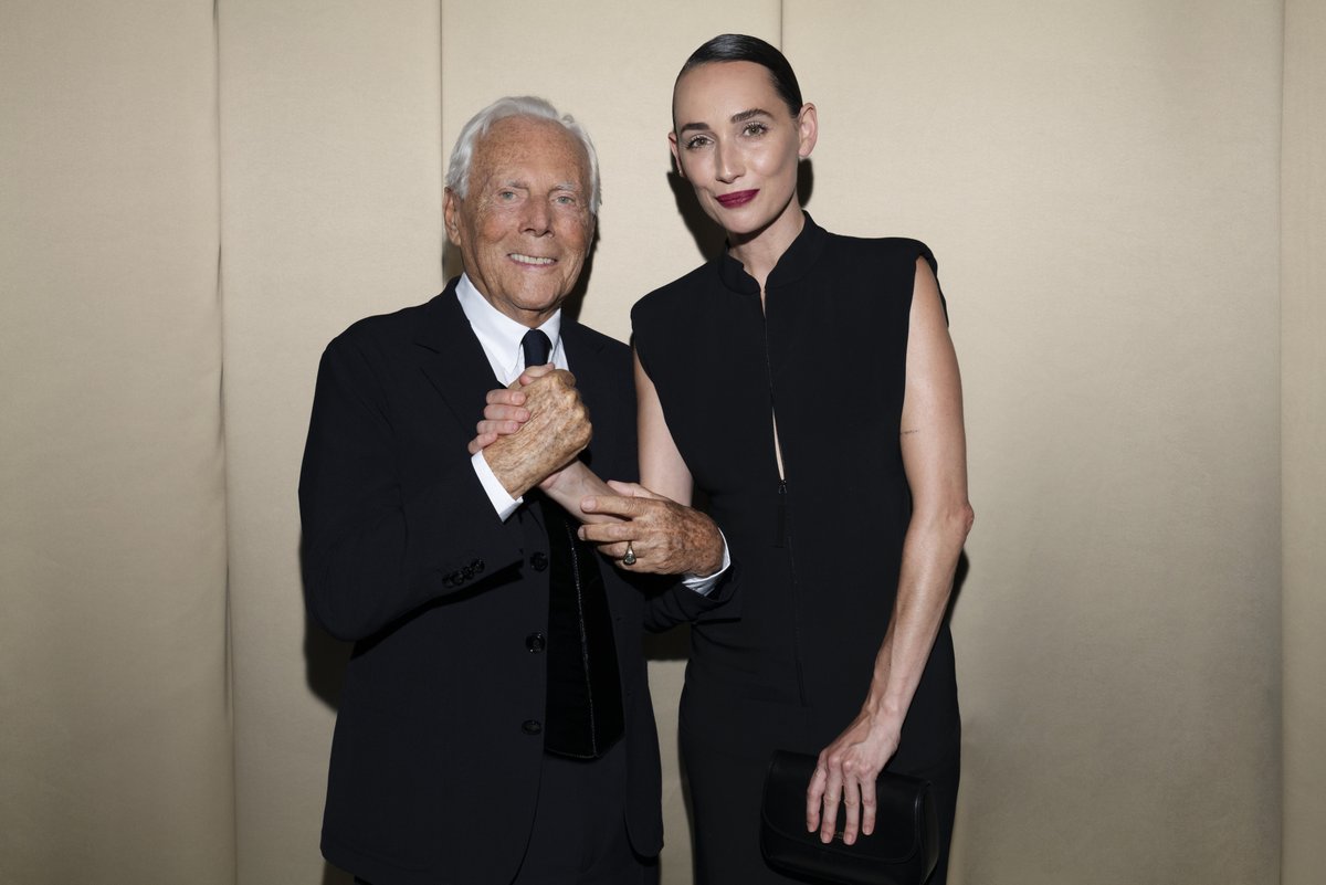armani's tweet photo. Mr Armani with the special guests of the #GiorgioArmaniPrivé Fall Winter 2023-24 show at Les Invalides in Paris.
Credits: @STEFANOGUINDANI @sgpitalia
#KateHudson
@sydney_sweeney
#rebeccadayan
#EmmaThompson https://t.co/PiX2Z5go7I