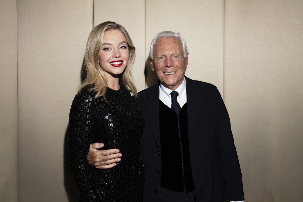 armani's tweet photo. Mr Armani with the special guests of the #GiorgioArmaniPrivé Fall Winter 2023-24 show at Les Invalides in Paris.
Credits: @STEFANOGUINDANI @sgpitalia
#KateHudson
@sydney_sweeney
#rebeccadayan
#EmmaThompson https://t.co/PiX2Z5go7I
