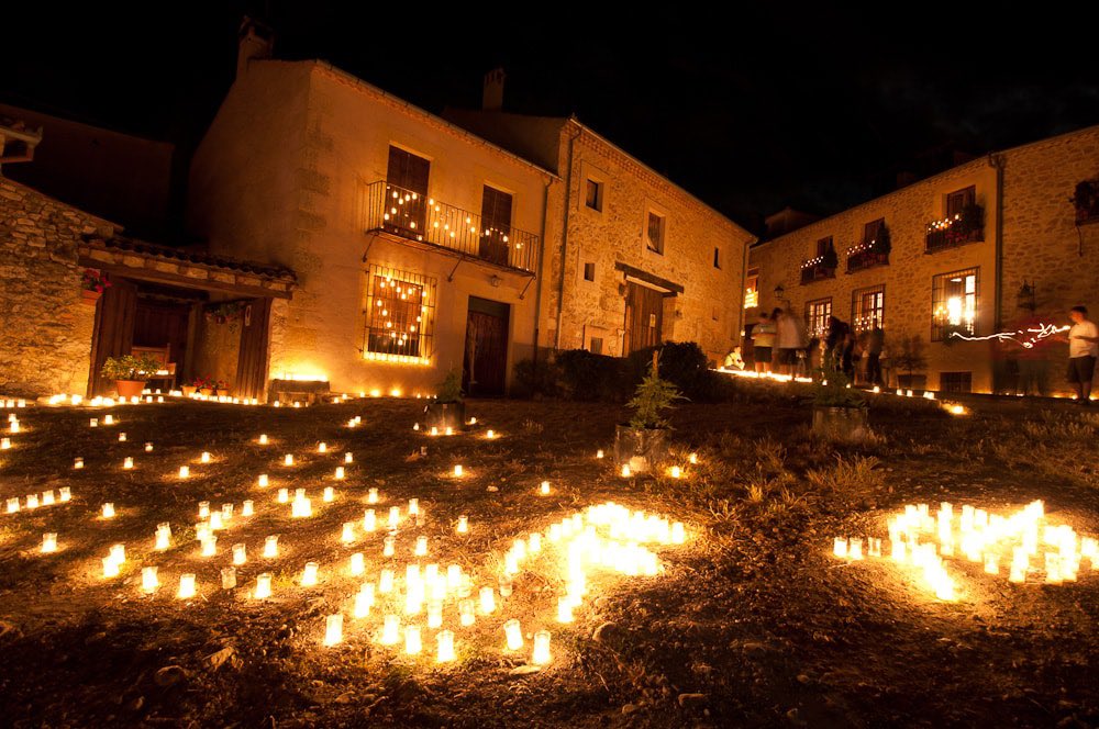 LosPueblosmbe's tweet photo. Más de sesenta mil velas iluminarán el sábado 8 de julio la explanada del castillo de Pedraza en el ‘Concierto de las velas’ , esa noche este pequeño pueblo se llena de luz y visitantes! https://t.co/zpJFTfs9UZ