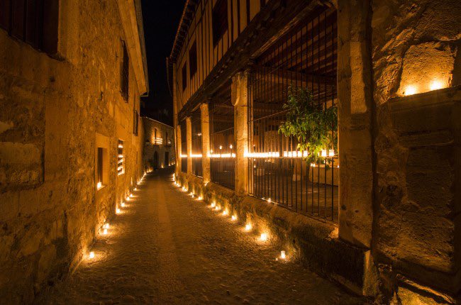 LosPueblosmbe's tweet photo. Más de sesenta mil velas iluminarán el sábado 8 de julio la explanada del castillo de Pedraza en el ‘Concierto de las velas’ , esa noche este pequeño pueblo se llena de luz y visitantes! https://t.co/zpJFTfs9UZ