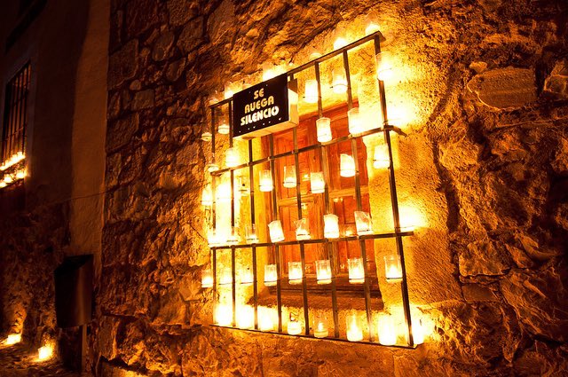 LosPueblosmbe's tweet photo. Más de sesenta mil velas iluminarán el sábado 8 de julio la explanada del castillo de Pedraza en el ‘Concierto de las velas’ , esa noche este pequeño pueblo se llena de luz y visitantes! https://t.co/zpJFTfs9UZ