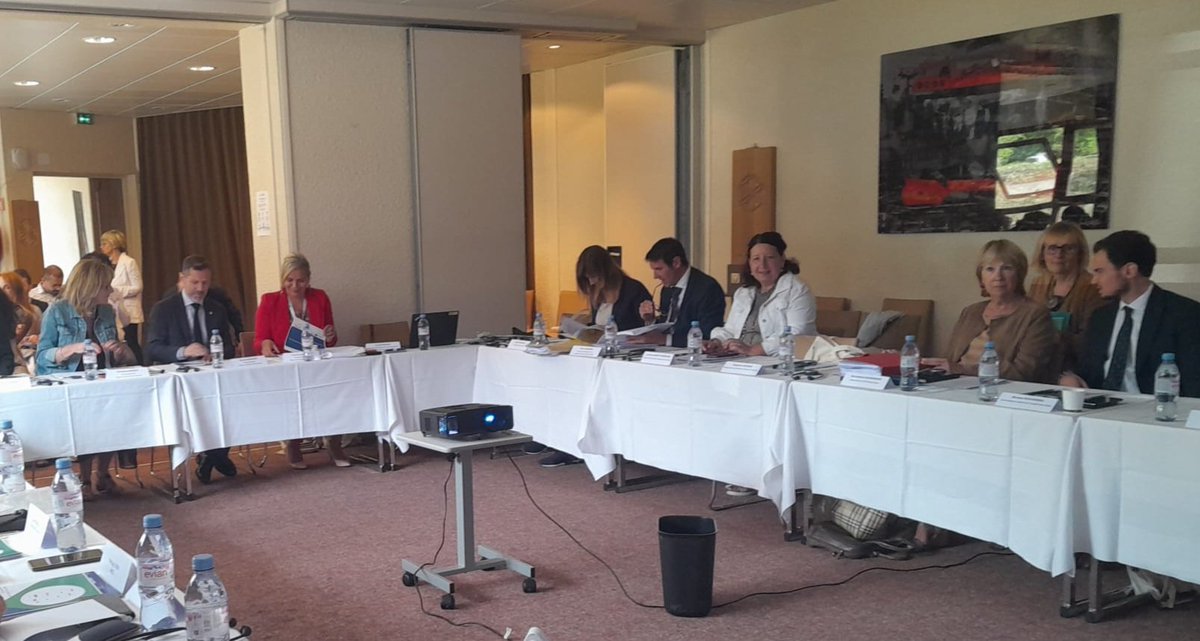 LaurenceBoetti's tweet image. Fière de représenter à  @courchevel @RenaudMuselier @MaRegionSud au comité de suivi du programme @InterregALCOTRA avec le lancement de #Euroregion  Alpes-Méditerranée composée de nos 5
Régions frontalières . #coopérations #projets 
#Europe 
@Nice_Matin