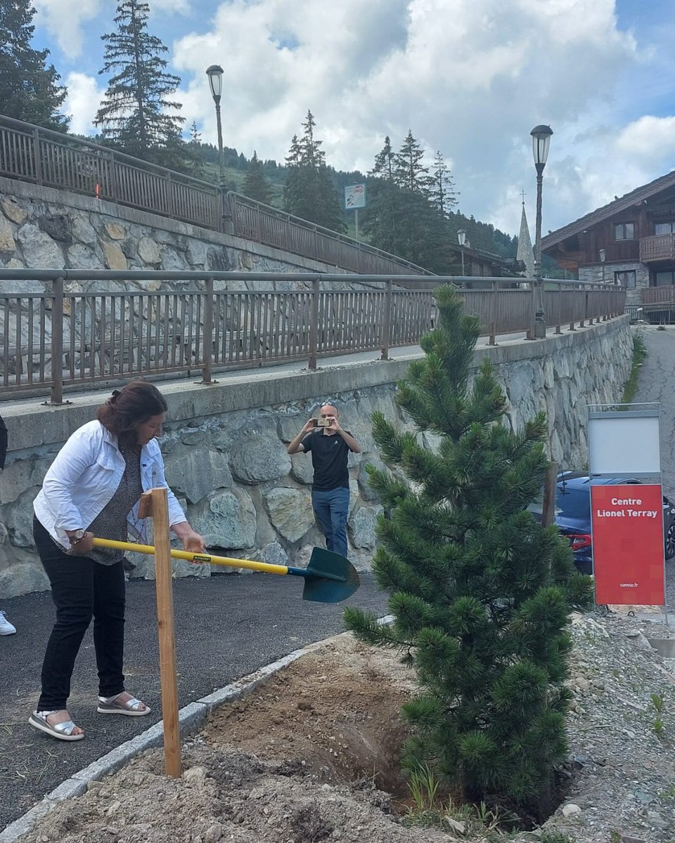 LaurenceBoetti's tweet image. Fière de représenter à  @courchevel @RenaudMuselier @MaRegionSud au comité de suivi du programme @InterregALCOTRA avec le lancement de #Euroregion  Alpes-Méditerranée composée de nos 5
Régions frontalières . #coopérations #projets 
#Europe 
@Nice_Matin