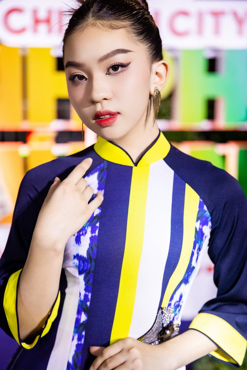 CrystalNguyen09's tweet photo. Lễ hội Áo dài TpHCM 

Model :  #NguyenNhatAnhMinh
#ModelNguyễnNhậtÁnhMinh
#ÁnhMinh  #CrystalNguyen09 #CrystalNguyen 
#Fashion #Model 
Custumes: NTK #NguyễnViệtHùng
Makeup : #LeNgocThaoHan 
Photo: #NChiĐai https://t.co/pRth1ZjSU4