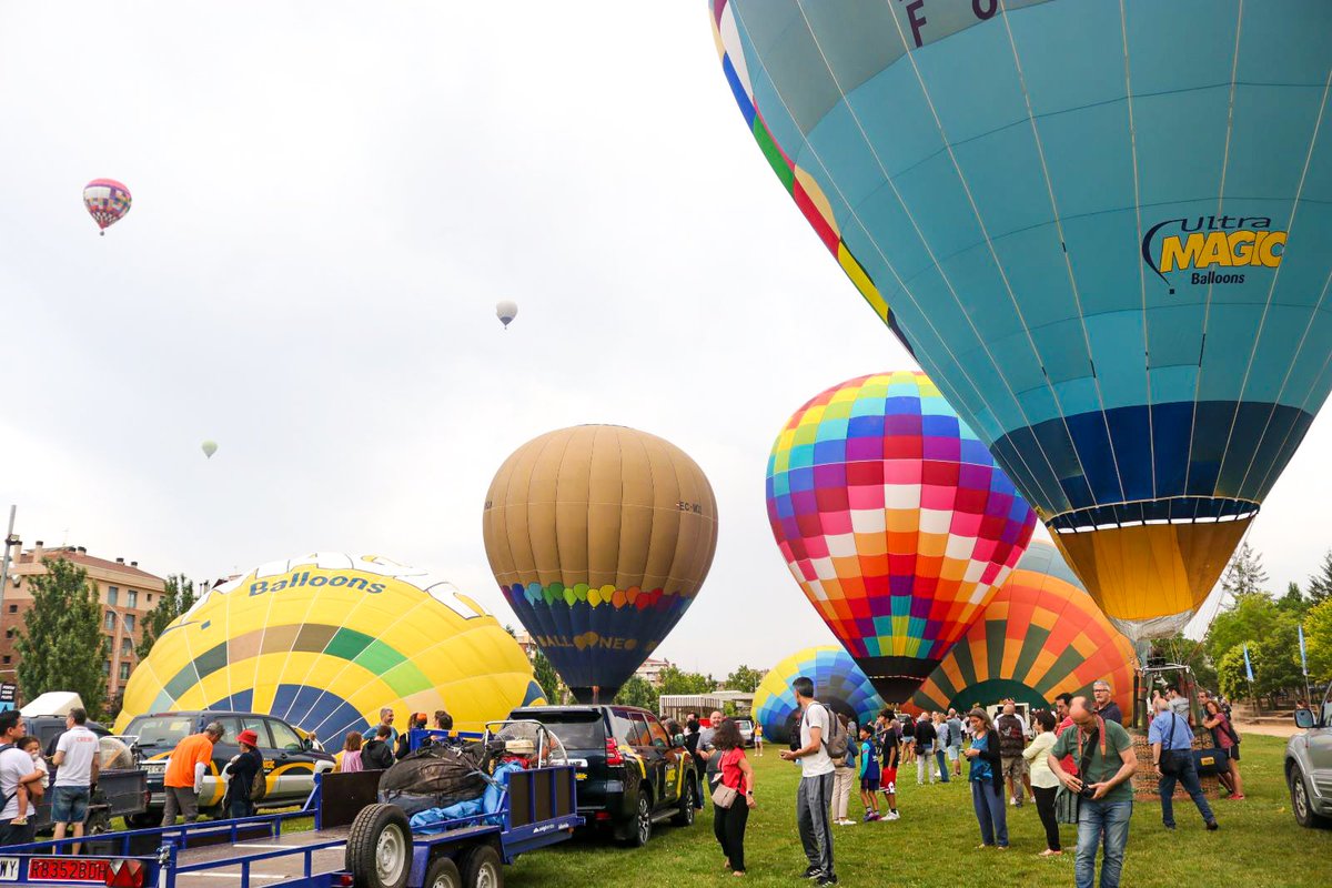 Ebf_Igualada's tweet photo. Us compartim algunes imatges del primer vol d'aquest #ebfIGD! 😍

Seguim amb els iglús de vent durant tot el dia i a les 19:30h us esperem al vol de tarda! https://t.co/roACKNqcsd