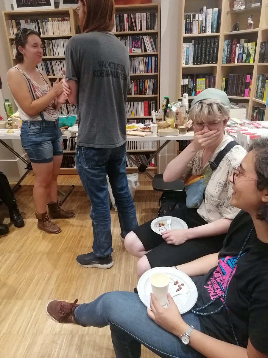 AteliersMoody's tweet photo. Merci à nos #auteurs et #autrices d'avoir participé à notre soirée de #lectures autour d'un apéro (très) collaboratif !
On se donne rendez-vous le mardi 12 septembre à la #librairie Le Nuage Vert pour la rentrée 2023-2024. 🥗🥨
#ThrowbackThursday #ateliersmoody #ateliersdecriture https://t.co/qrVQ860IJz
