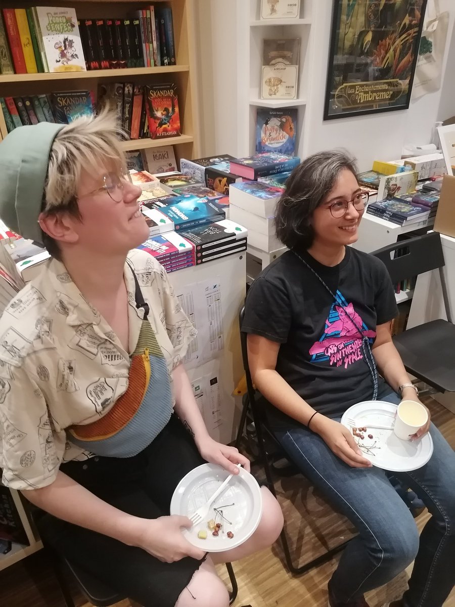 Merci à nos #auteurs et #autrices d'avoir participé à notre soirée de #lectures autour d'un apéro (très) collaboratif !
On se donne rendez-vous le mardi 12 septembre à la #librairie Le Nuage Vert pour la rentrée 2023-2024. 🥗🥨
#ThrowbackThursday #ateliersmoody #ateliersdecriture