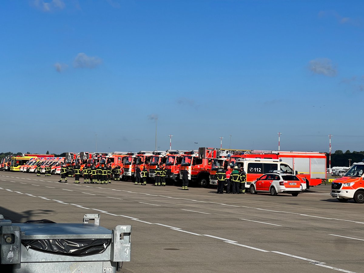 #Großalarm am #Flughafen #Hamburg - #TurkischAirline Airbus muss wegen #Qualm kurz nach dem Start notlanden. 164 #Passagiere in Angst - Feuerwehr mit Großaufgebot im Einsatz – sichere Landung

mopo.de/hamburg/notlan…
FOTO: BlaulichtNews