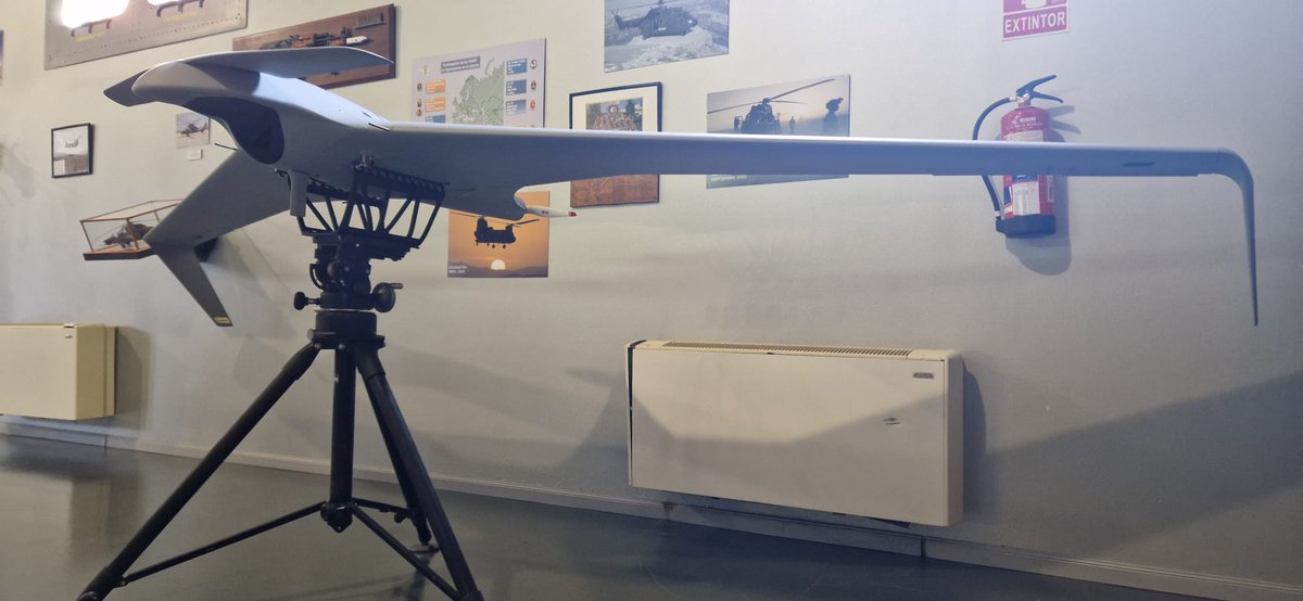 La sala histórica de la #AVIET recibe el UAV actualmente desplegado en Irak, el ORBITER 3B, donado por la empresa Aeronautics.

#ACAVIET