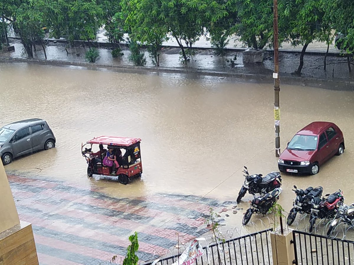Iamkaruneesh's tweet photo. @CMOfficeUP @dm_ghaziabad @UPHDBHQ  @myogiadityanath Sir, request you yo please look into this as Siddharth Vihar Ghaziabad, Gaur Siddhartham has no drainage system and all side water logging. Residents are not able to go out after rain. https://t.co/M6R09wERUi