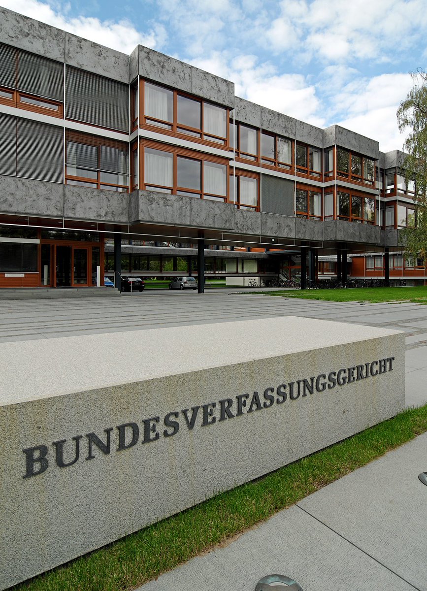 maristing's tweet photo. Das Bundesverfassungsgericht sieht aus wie der „Neubau“ (2003) eines Gymnasiums in einer mittelgroßen Stadt in NRW https://t.co/j4a4Jx3bhq