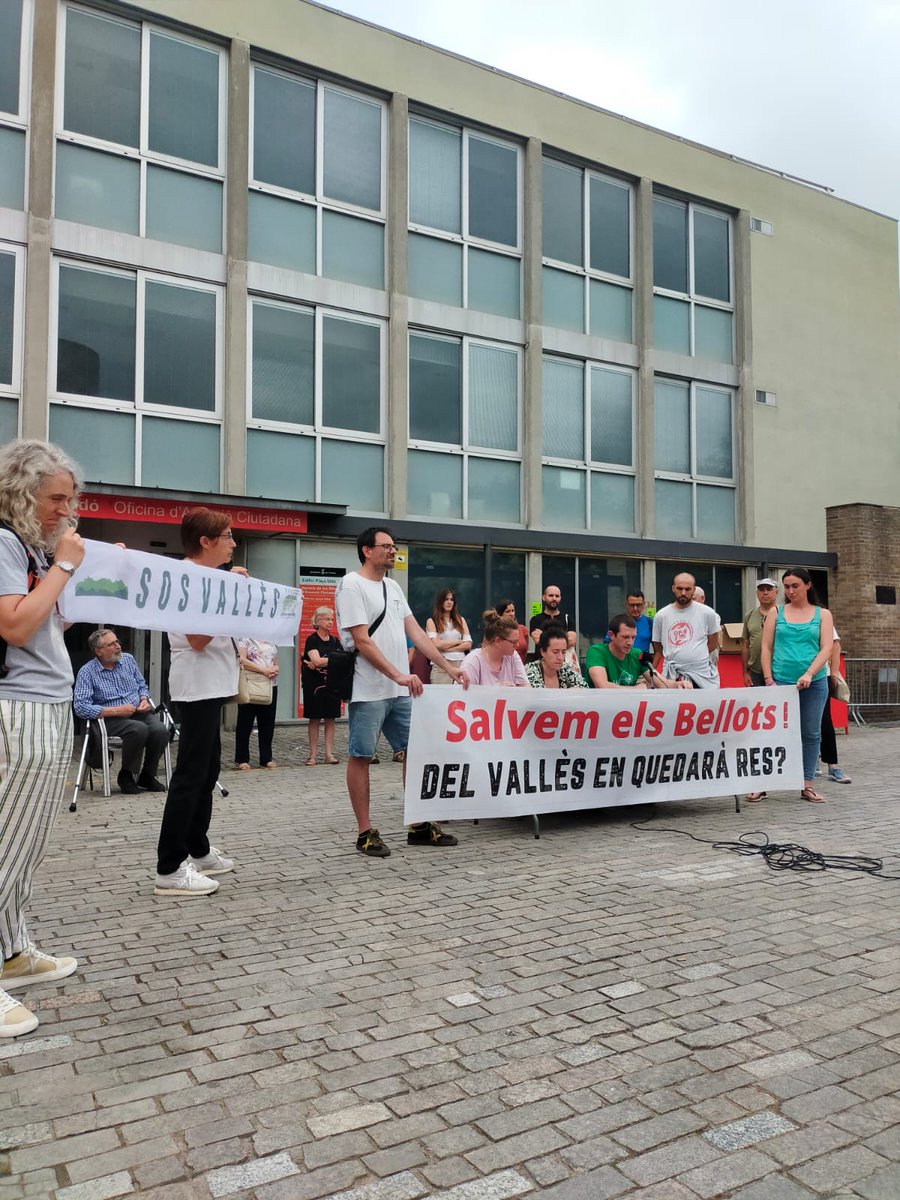 Ahir vam presentar en roda de premsa les al·legacions contra el Pla Parcial de Bellots II. Molt agraïdes als col·lectius i persones a títol individual que ens van fer costat. 💚
Ajuda'ns mostrant l'ajuntament el teu rebuig al macropolígon! 
📢 ACABA DEMÀ👉 mysl.nl/OmNJ