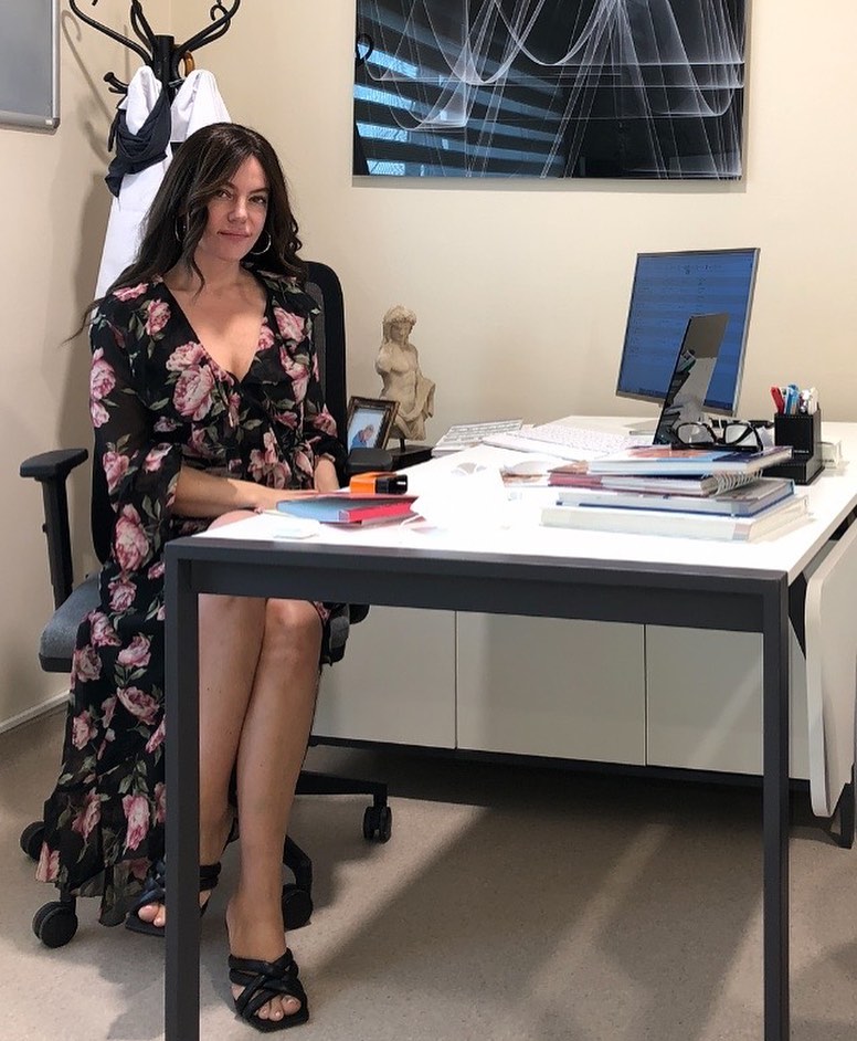 Tecrübeli Doktor hastanın gelişinden sorunu anlar, konuşmasıyla da Tedaviye Başlar.