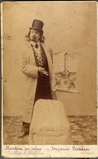 Casa_Goldoni's tweet photo. 🎞️ Il #fondofotografico conservato a #casagoldoni si compone di circa 3.500 unità, afferenti in particolare la storia del #Teatro moderno.

📸 Ferruccio Benini (1854-1916) in pose teatrali e costumi di scena.

@visitmuve https://t.co/F1gMnqIC7F