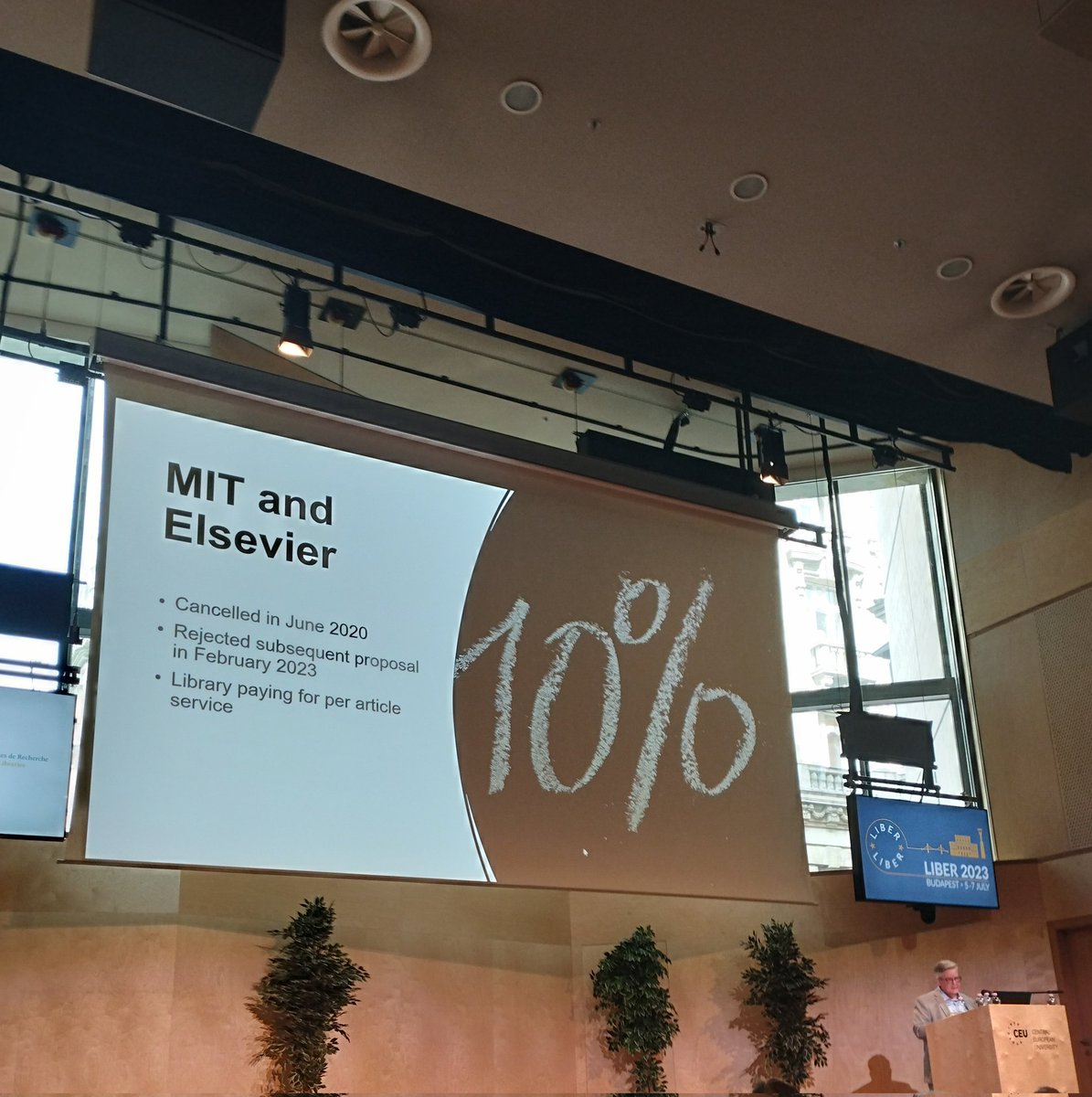 La directrice des bibliothèques du MIT <a href="/mchris4duke/">Chris Bourg</a> nous explique comment ils ont renoncé à leur abonnement à Elsevier il y a déjà trois ans ✊ #liber2023