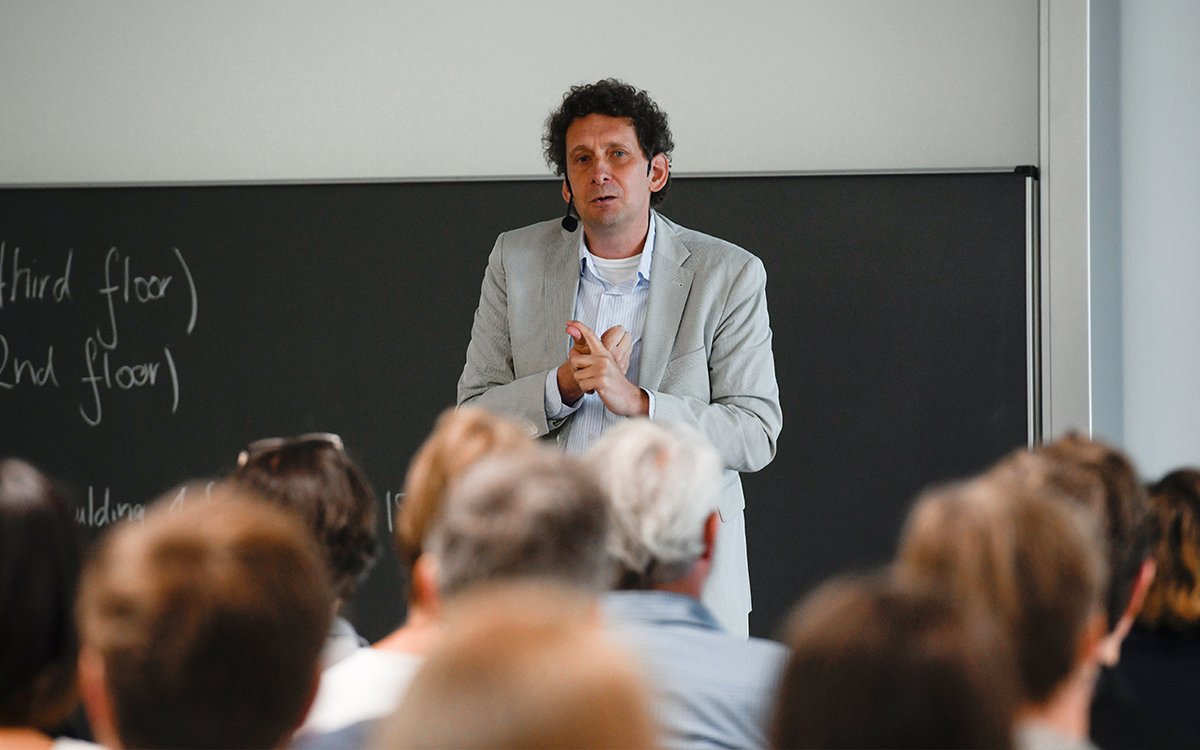 Eine zukunftsfähige #Stadt heißt mehr #Wald im urbanen Raum, findet Prof. Dr. Cecil Konijnendijk. Beim Vortrag im Rahmen des #InternationalLandscapeForum an der #HfWU sprach er über seine Vision einer urbanen Forstwirtschaft. Mehr dazu: t1p.de/f77w4