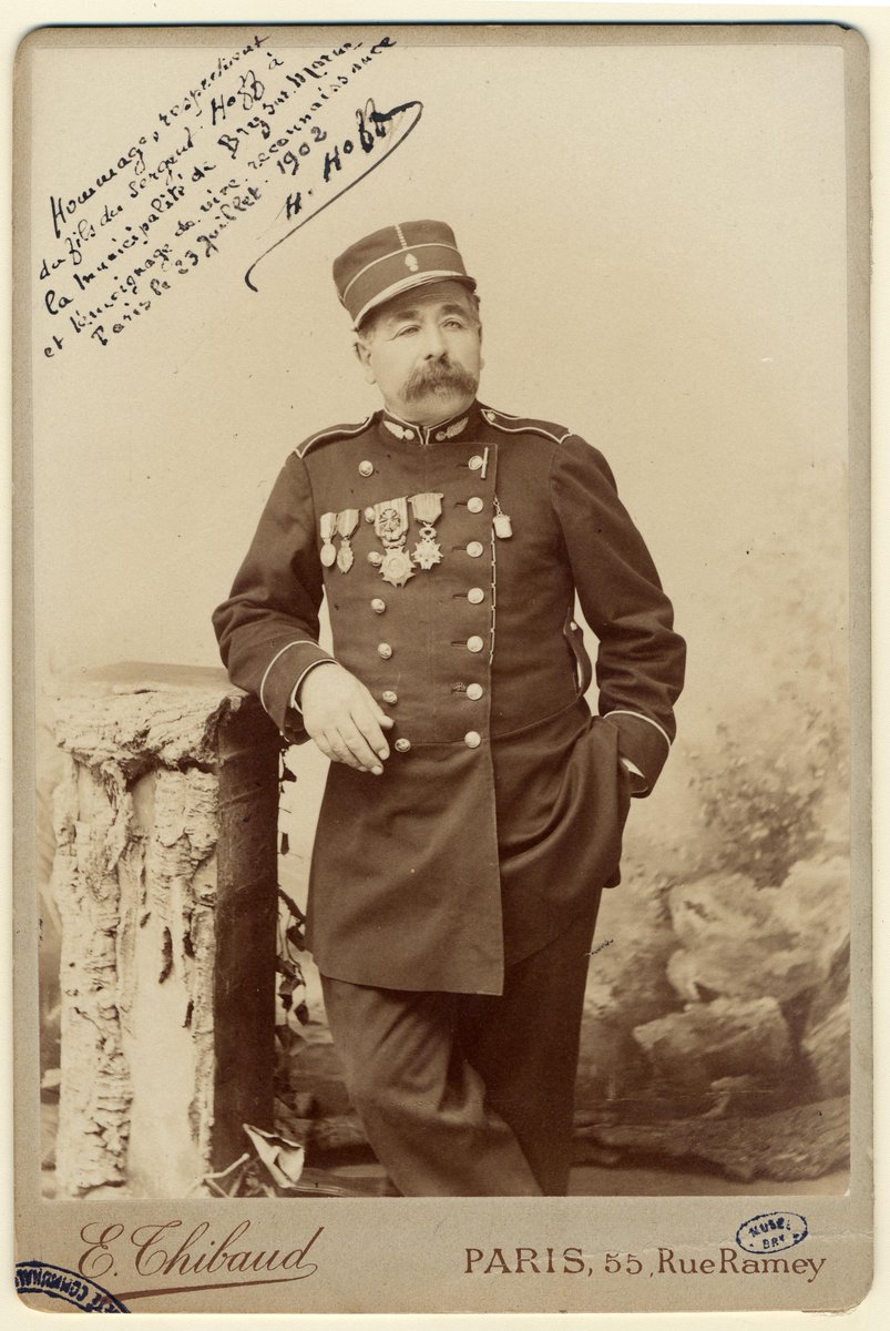 Nouvelle acquisition ! 🤗
Lettre du #SergentHoff, figure héroïque du siège de Paris en 1870, demandant à être nommé gardien de la colonne Vendôme (1875). Il y parle des 3 balles se trouvant encore dans sa chair, dont une reçue à la tête lors de la #BatailledeChampigny ! 🫡