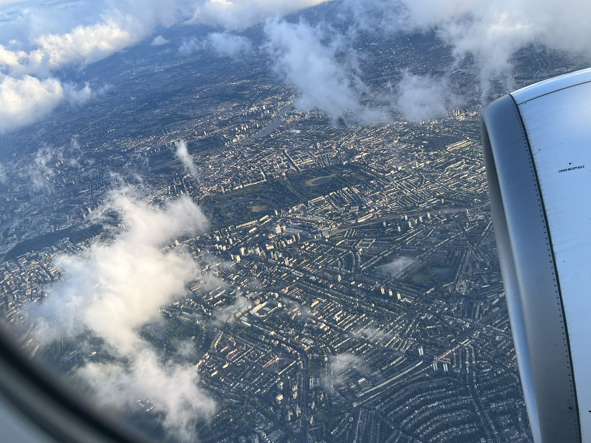 hallamakarem's tweet photo. approaching London, witnessing 
one unified field 🤍 https://t.co/Rtk0moM1GF