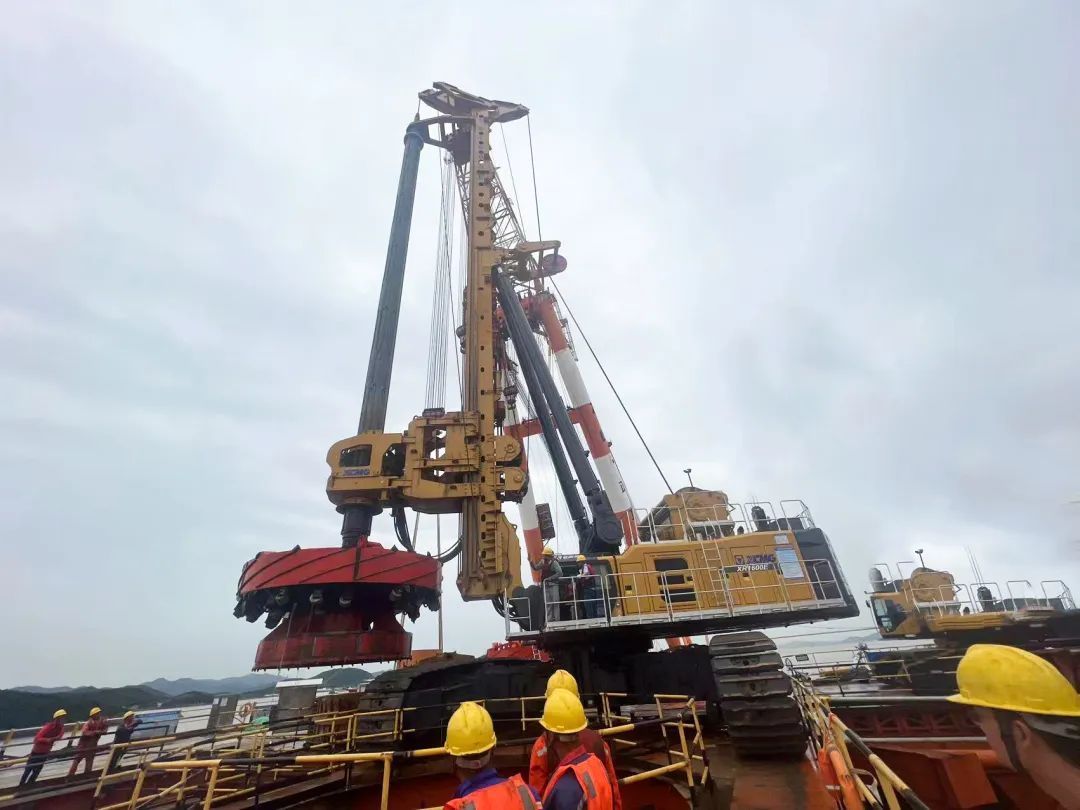 Conmart2020's tweet photo. CCTV Spotlight: "World's Top Drilling Rig" Participates in Super Project‼️
👉View more: https://t.co/9xdnejrofP
#CONMART #XCMG #Heavyequipment #drillingrig #construction #RotaryDrillingRigs #constructionproject https://t.co/f9CrITznbi