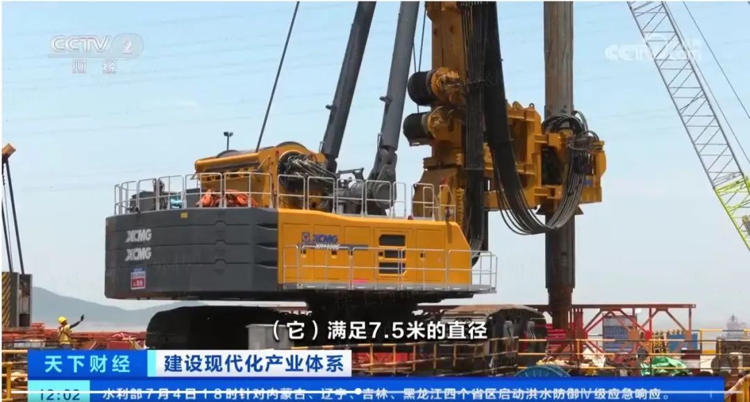 Conmart2020's tweet photo. CCTV Spotlight: "World's Top Drilling Rig" Participates in Super Project‼️
👉View more: https://t.co/9xdnejrofP
#CONMART #XCMG #Heavyequipment #drillingrig #construction #RotaryDrillingRigs #constructionproject https://t.co/f9CrITznbi