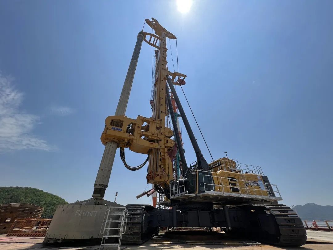 Conmart2020's tweet photo. CCTV Spotlight: "World's Top Drilling Rig" Participates in Super Project‼️
👉View more: https://t.co/9xdnejrofP
#CONMART #XCMG #Heavyequipment #drillingrig #construction #RotaryDrillingRigs #constructionproject https://t.co/f9CrITznbi
