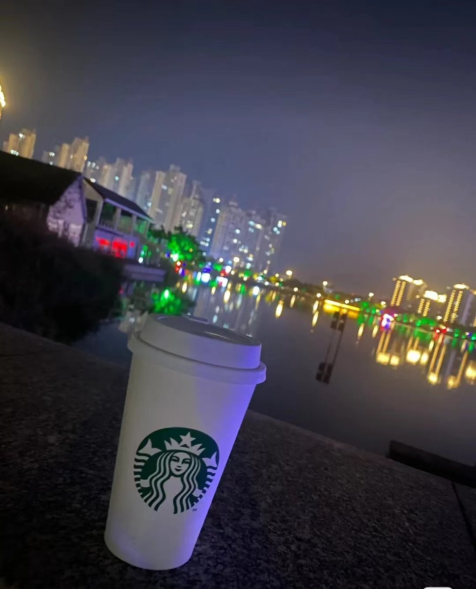 生活就像咖啡，我们总在期望，能遇到一个帮你加糖的人，其实所有的甜只能靠自己添加，别人给的，一不小心也许会更苦