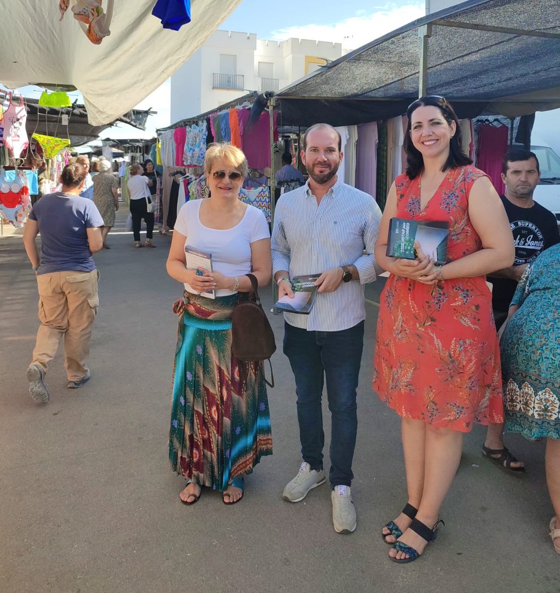 🔵 La candidata <a href="/MariaTorresTej/">María Torres</a> visita el mercadillo de #Arjona junto con los compañeros del <a href="/PP_Arjona/">PP Arjona</a>.

#EsElMomento de salir a ganar para que gane España 🇪🇸