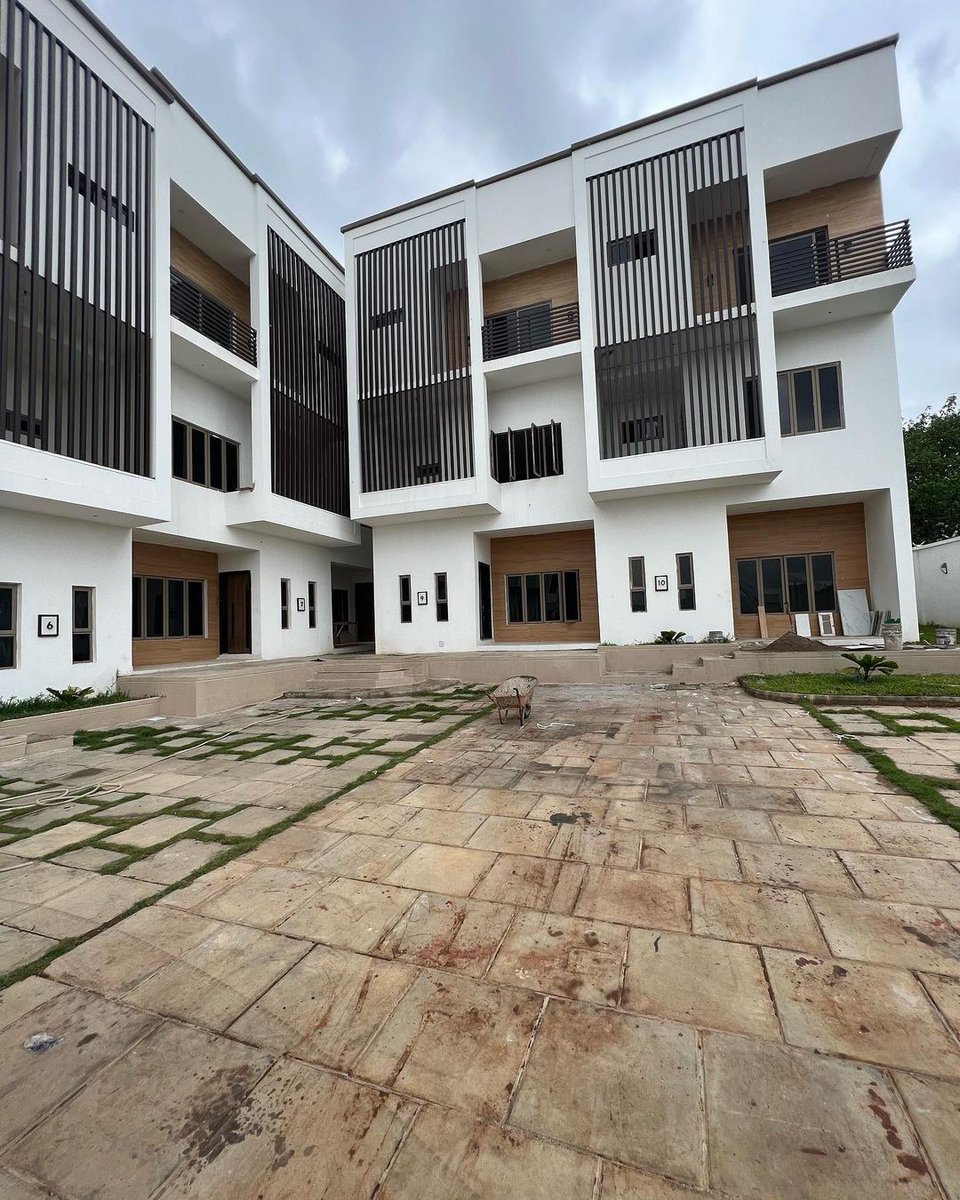 This is a 3 Bedroom Flat For Sale Located in Mabushi District. 

Features;
Guest toilet 
Spacious living room
Dining area 
Kitchen 
Store
All rooms en-suite 
Spacious rooms 
Court yard 
Ample parking space 

📍Location : Abuja

For more enquiries, contact us @majestixhomes