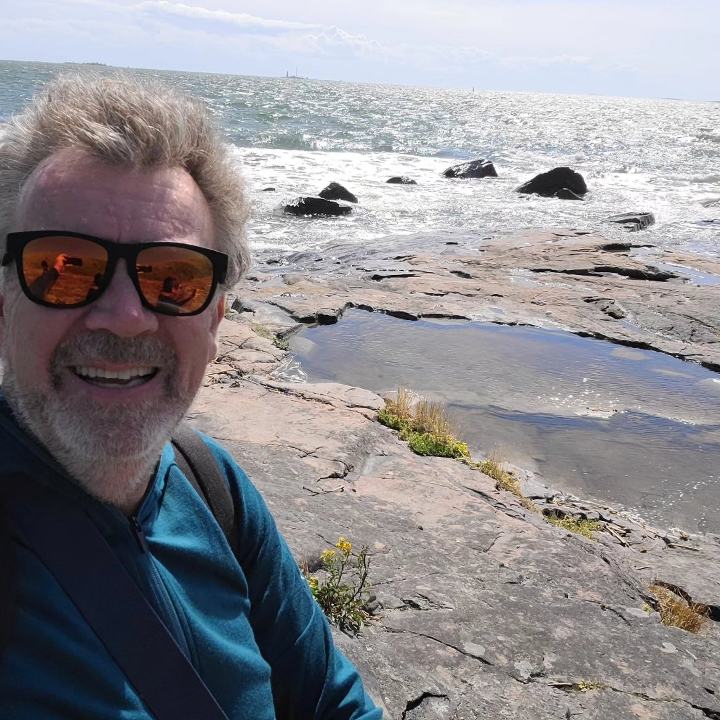 Hobletsonthego's tweet image. We temporarily left the mainland of Finland to visit Suomenlinna a group of 8 islands a 20 minute ferry ride from Helsinki. There are lots of cobbled streets and an old sea fort. It is a UNESCO World Heritage site. It was a breezy but sunny day so everything looked beautiful.