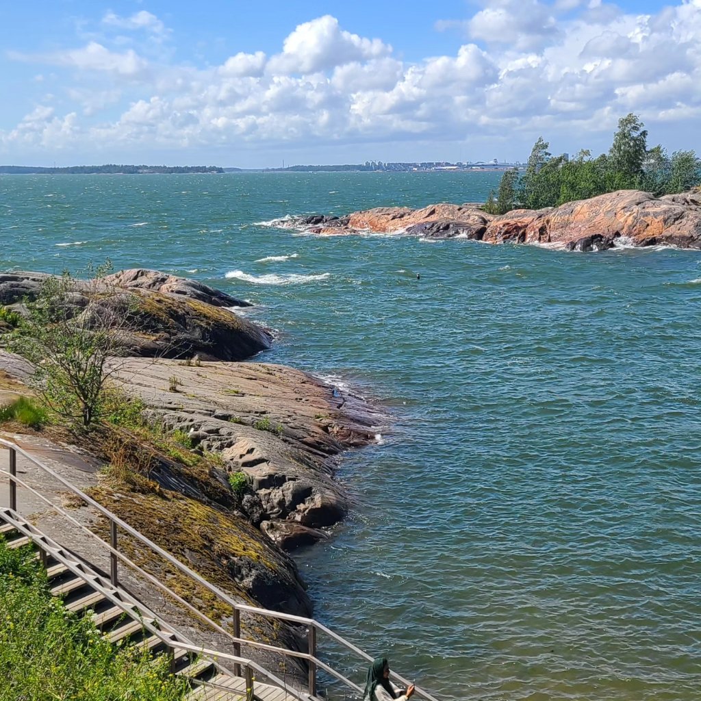 Hobletsonthego's tweet image. We temporarily left the mainland of Finland to visit Suomenlinna a group of 8 islands a 20 minute ferry ride from Helsinki. There are lots of cobbled streets and an old sea fort. It is a UNESCO World Heritage site. It was a breezy but sunny day so everything looked beautiful.