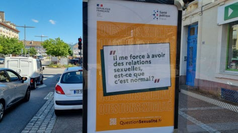 SyndicatFamille's tweet photo. 🚨 Pour @brigitte_liso, une campagne d’affichage dans la rue n’est vue que par "des publics suffisamment matures". 

Elle pense sans doute que le niveau scolaire a tellement baissé que les petits Français ne savent plus lire les mots "pénétration", "relations sexuelles", etc. https://t.co/dQnjLxDNqr