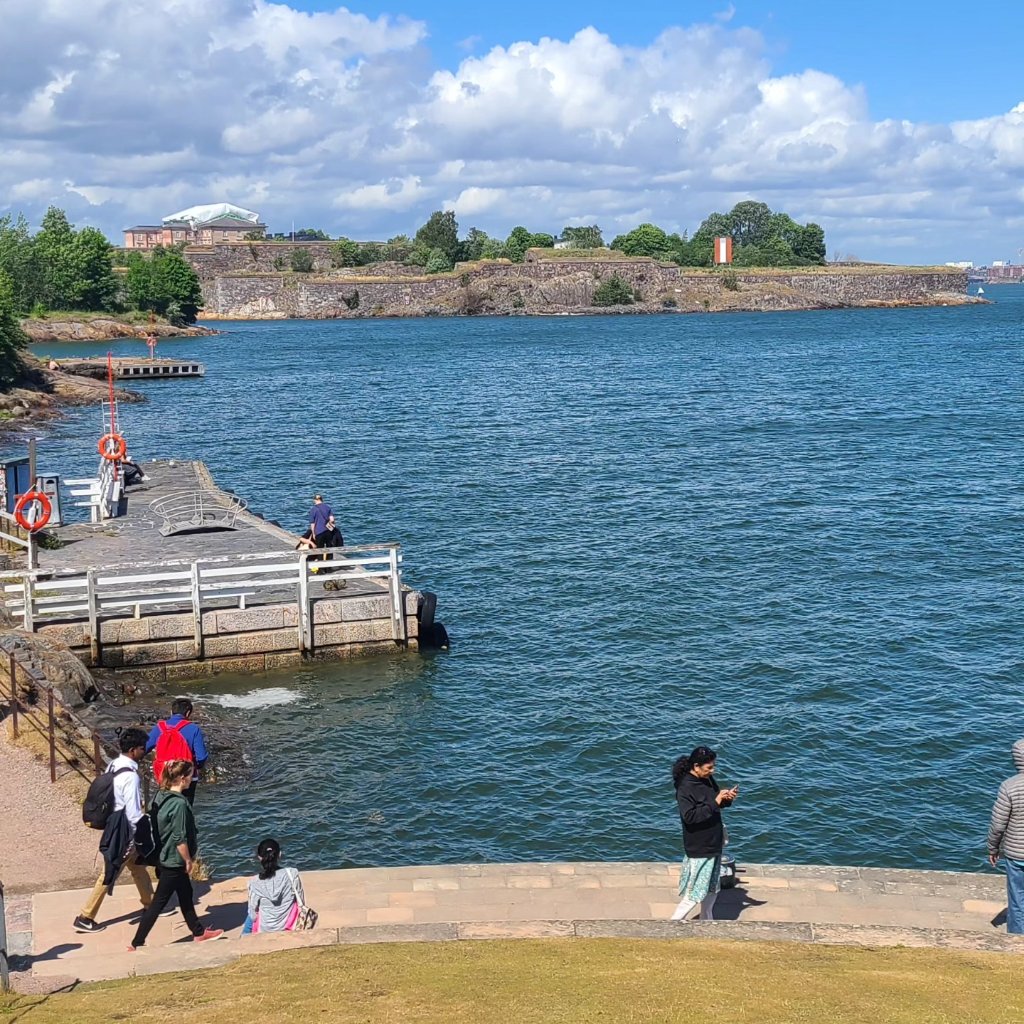 Hobletsonthego's tweet image. We temporarily left the mainland of Finland to visit Suomenlinna a group of 8 islands a 20 minute ferry ride from Helsinki. There are lots of cobbled streets and an old sea fort. It is a UNESCO World Heritage site. It was a breezy but sunny day so everything looked beautiful.